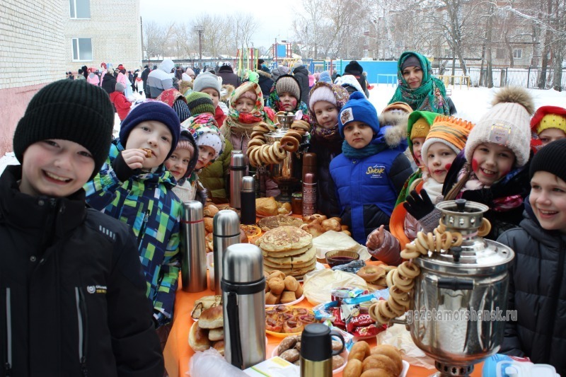 Масленица дети с блинами
