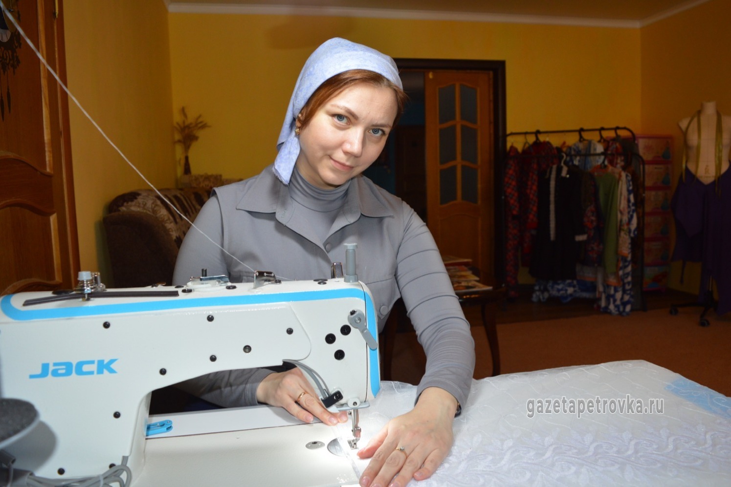 Ирина Желтикова признается, что шить на новых машинках —  одно удовольствие