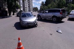 В центре Тамбова на перекрёстке внедорожник врезался в «Ладу»: пострадали два пассажира