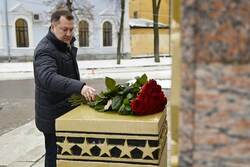 Максим Егоров в День Героев Отечества возложил цветы к Вечному огню