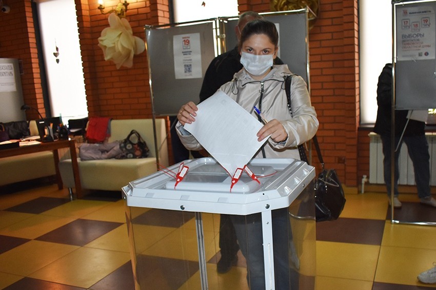 Одной из первых на избирательном участке № 184 проголосовала врач Евгения Ломова