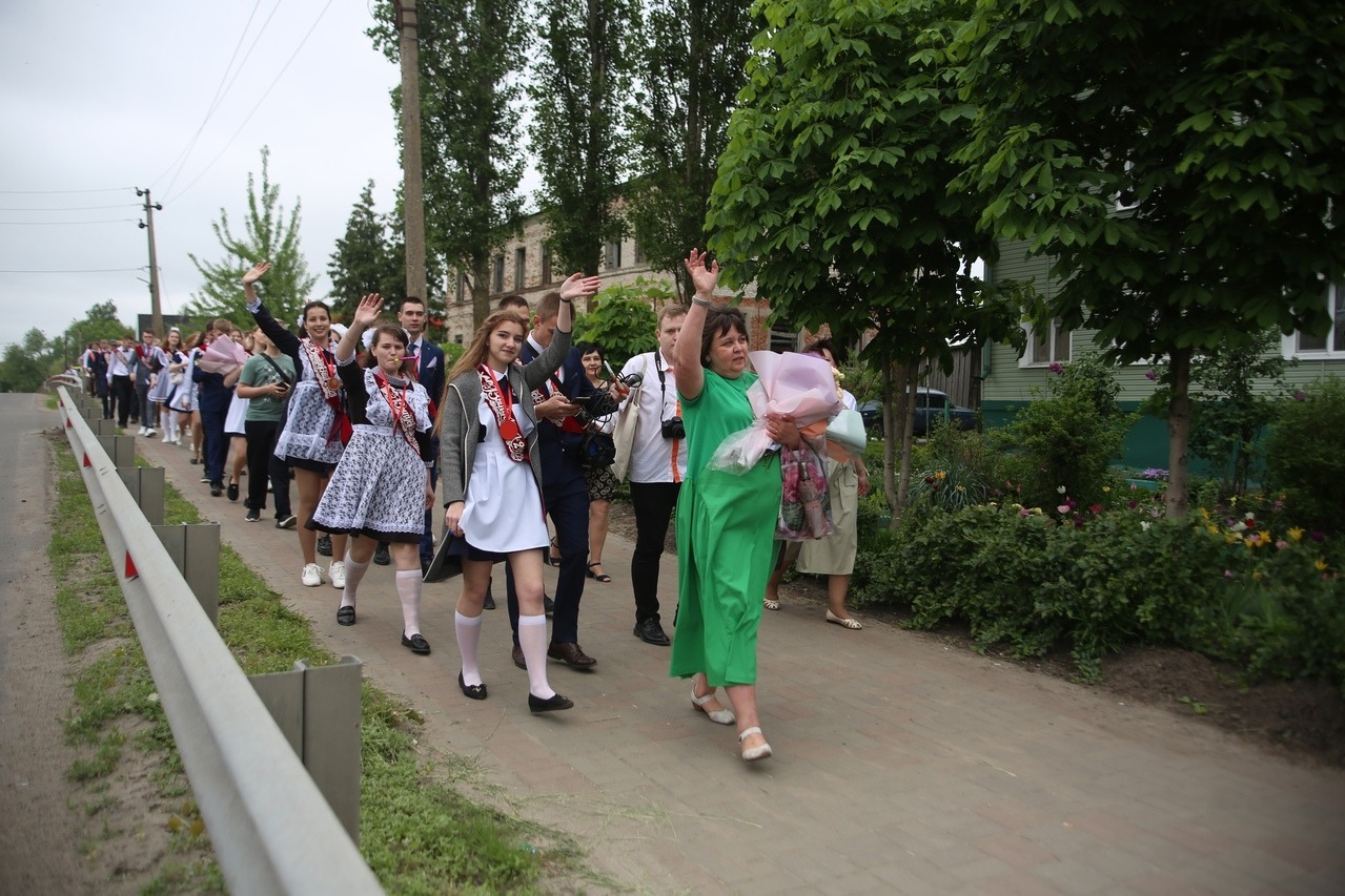 Выпускники во главе с директором школы Екатериной Хохловой