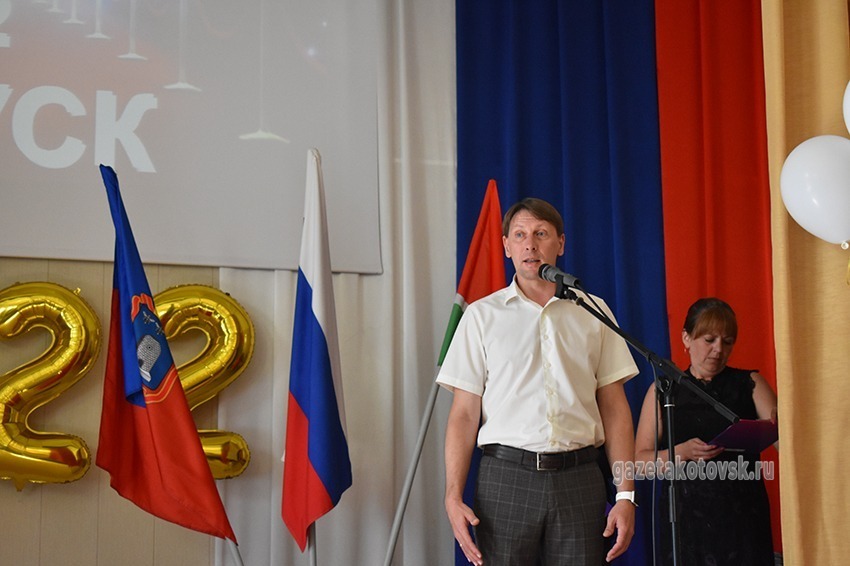 Ребят поздравляет председатель городского Совета народных депутатов Александр Кочетков