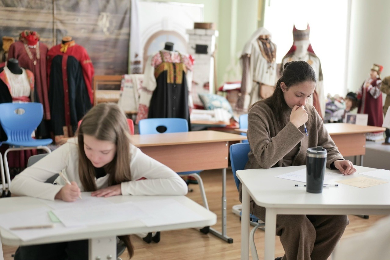 За работой юные литераторы