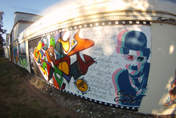 Чарли Чаплину идут 3D-очки: художники расписали стену заброшенной кислородной станции в Тамбове