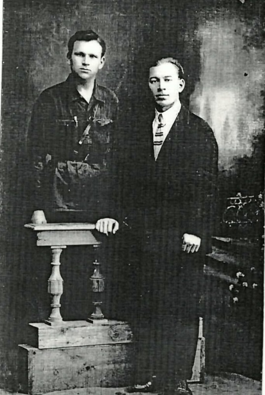 Евгений Васильевич Поспелов (справа)