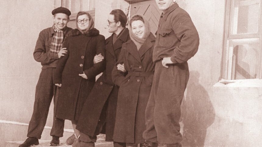 Василий Попков (крайний справа) в студенческие годы со своими однокурсниками.
