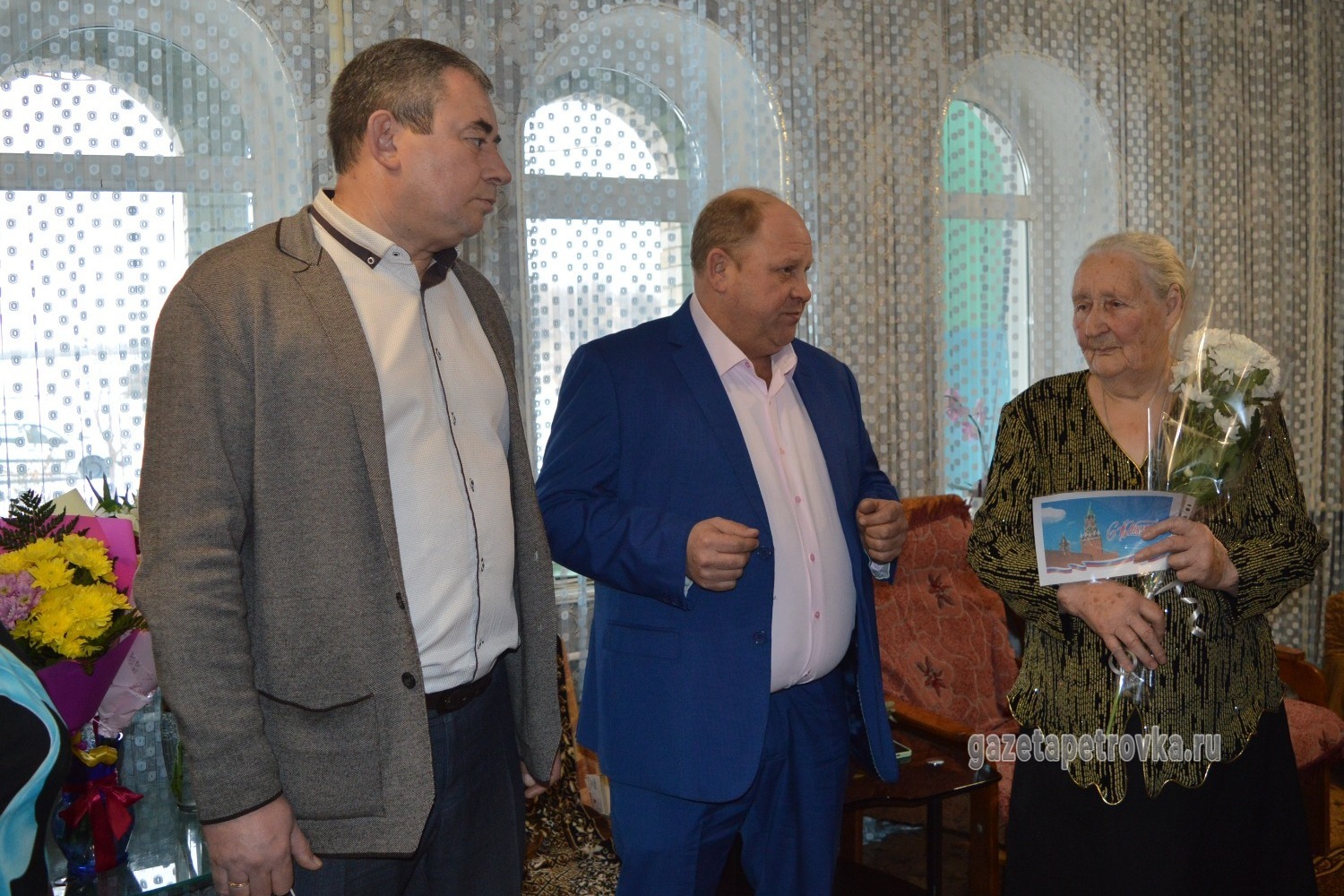 Поздравляют глава района Сергей Ефанов и председатель райсовета Олег Орлов
