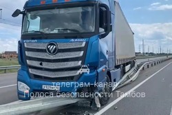 Фура из Липецка врезалась в барьер возле Северного обхода