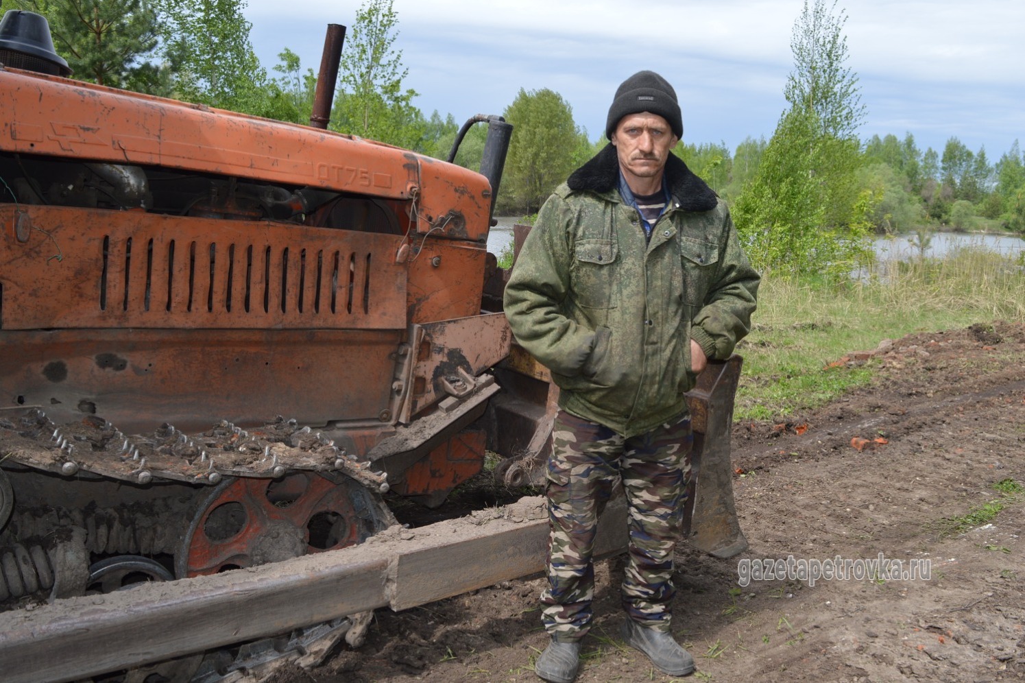 Механизатор Юрий Мещалкин благоустраивает местный пруд