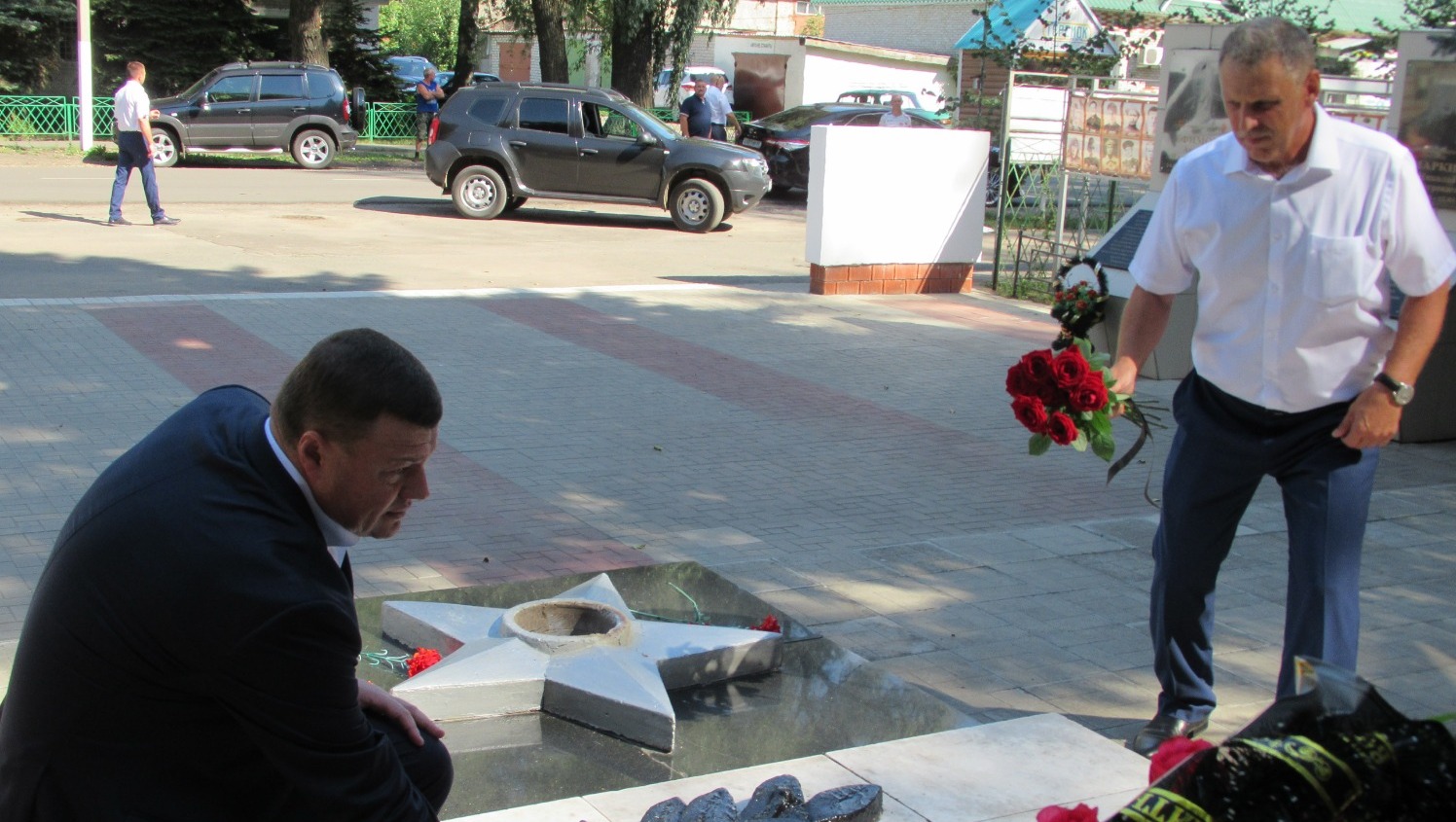 Глава региона Александр Никитин и глава района Юрий Ефремов возложили цветы к мемориалу воинам-умётцам.
