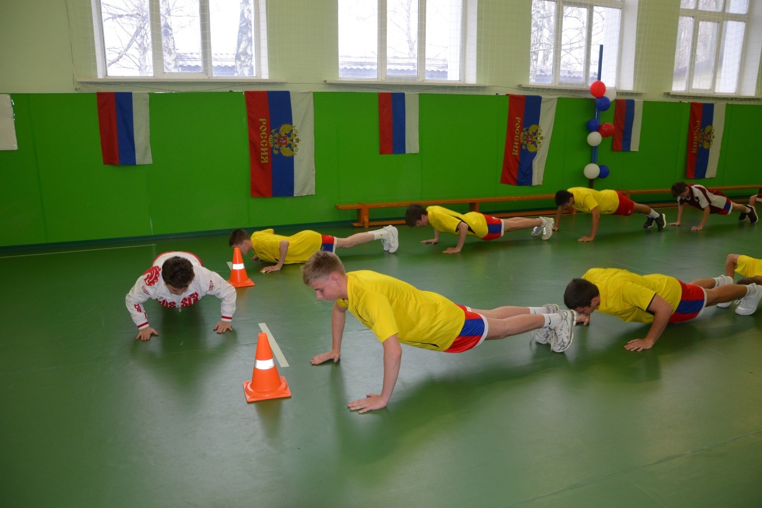 Спортивное занятие проводит Нина Ишина