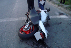 В Тамбове мотоцикл на большой скорости врезался в иномарку: пострадали два молодых человека