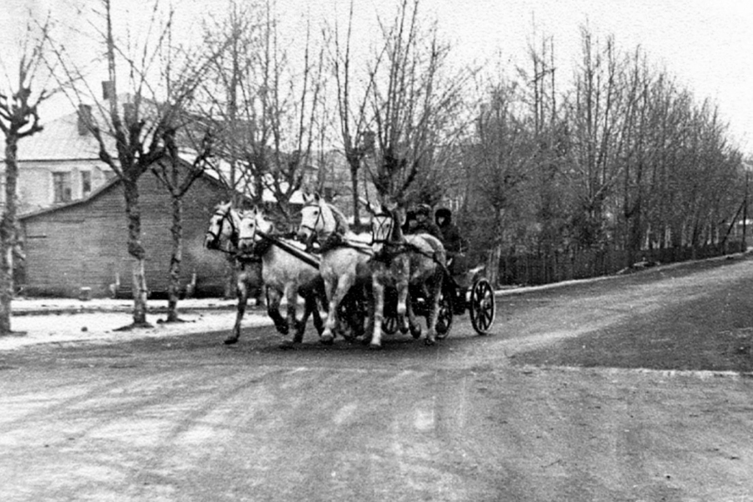 Племзавод «Арженка» представил на праздничную демонстрацию, по случаю очередной годовщины Октябрьской революции, отряд красноармейцев, 70-е годы XX века