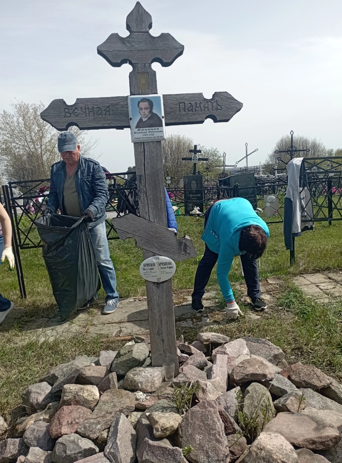 На могиле Кравцова в селе Любичи