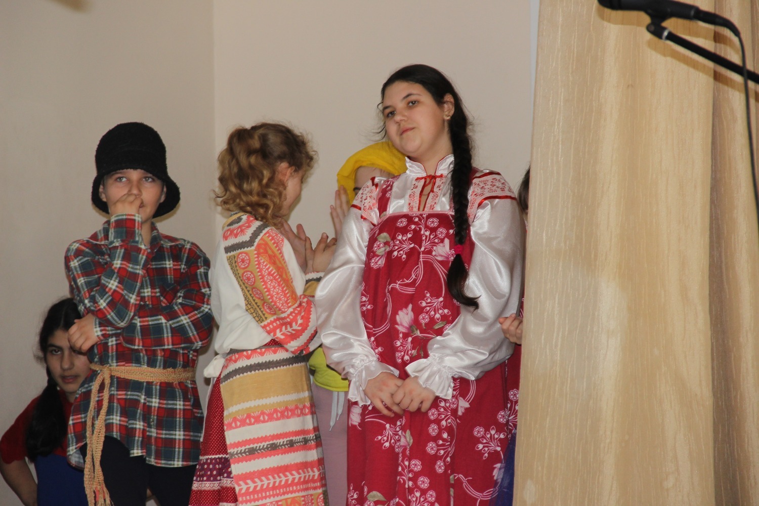 За кулисами