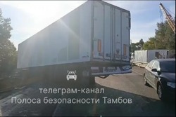 Дорогу Р-22 «Каспий» перегородила фура, у которой взорвалось колесо