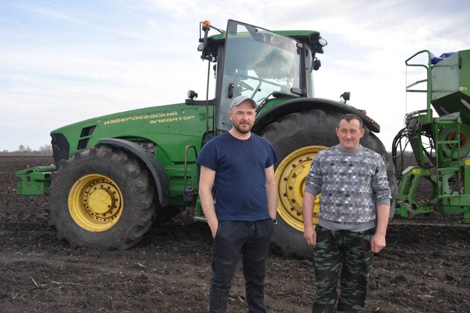 Максим Петров и Сергей Яковлев на поле возле посёлка Троицкий. За сутки аграрии посеяли 155 га яровой пшеницы