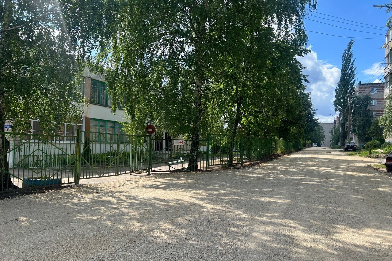 Участок дороги у детского сада №6 «Цветик» отсыпали щебнем