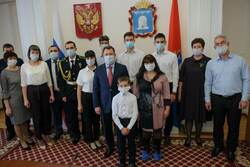 Максим Егоров вручил награды детям-героям