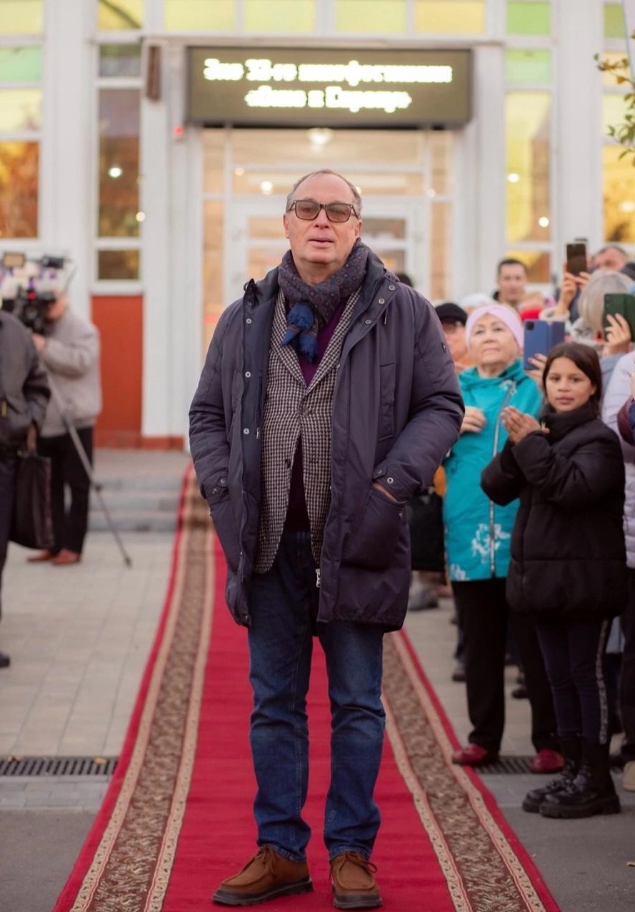 Сергей Урсуляк на красной ковровой дорожке в Мичуринске 
