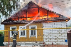 В Мичуринске в пожаре выгорели пристройка и крыша частного дома