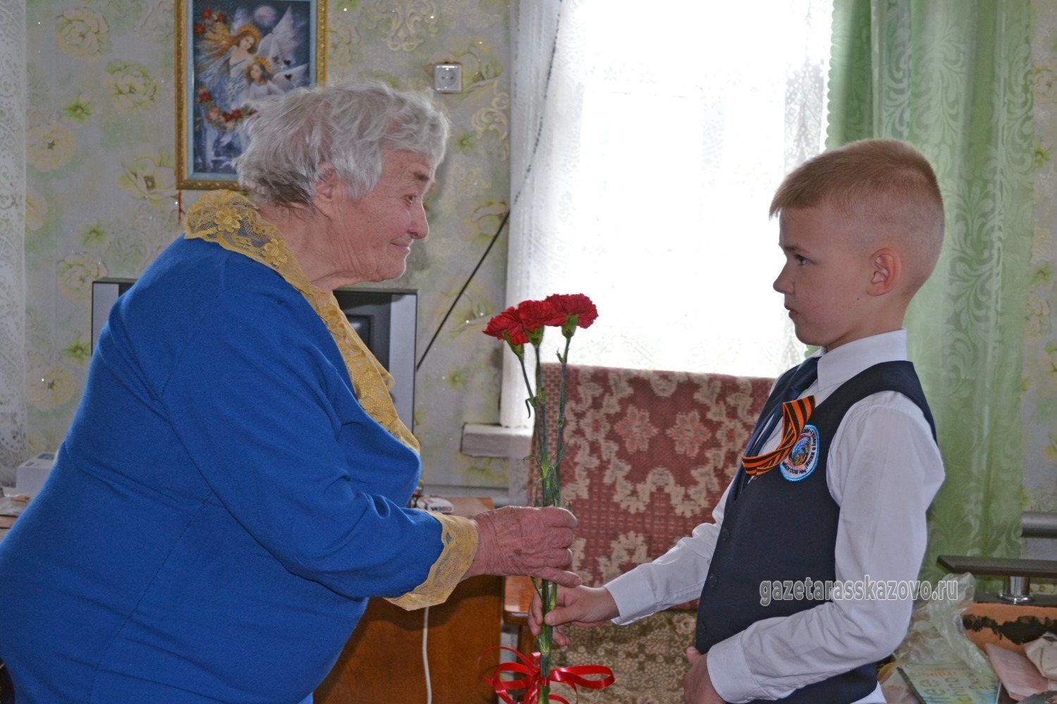 Цветы от благодарных потомков