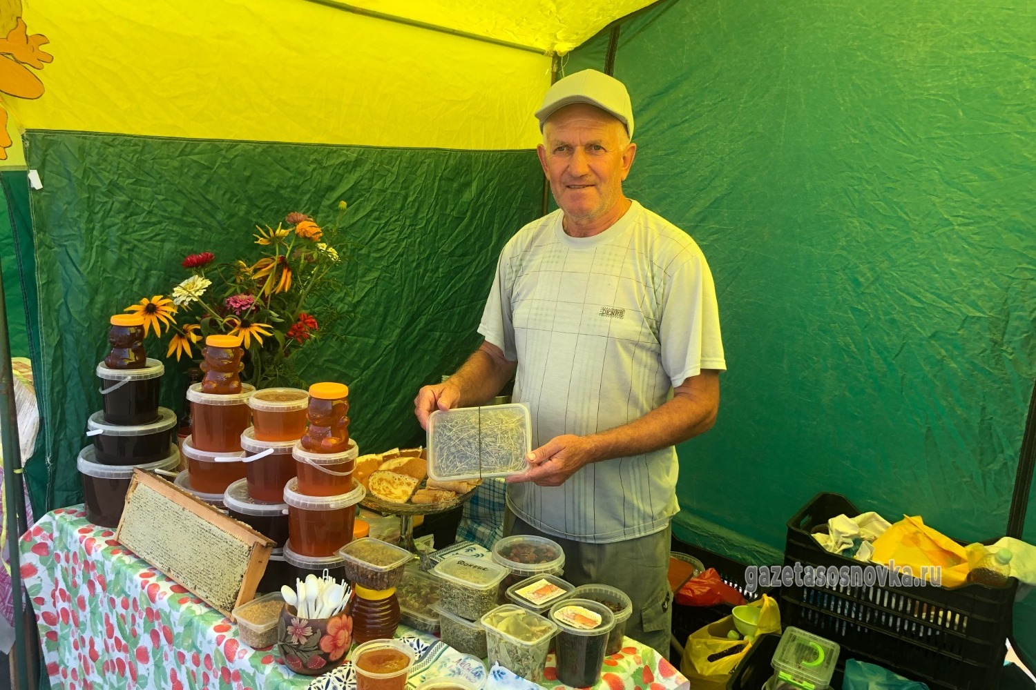У Петра Каданцева можно приобрести продукты пчеловодства и сушёные травы для чая