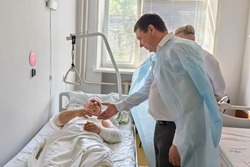 Евгений Первышов посетил в больнице мичуринца, получившего ранения при атаке наукограда дронами