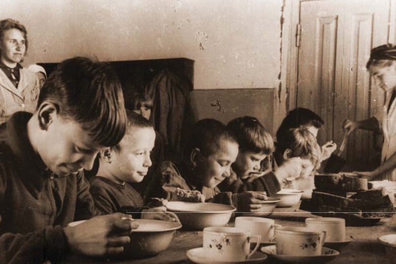 В столовой детского дома, Тамбовская область, 1944 г.