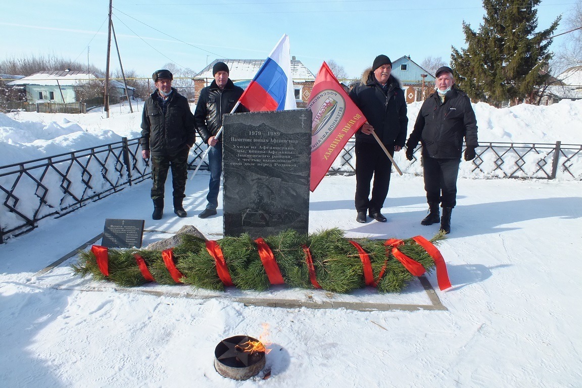 Воины-интернационалисты у памятника в Воронцовке