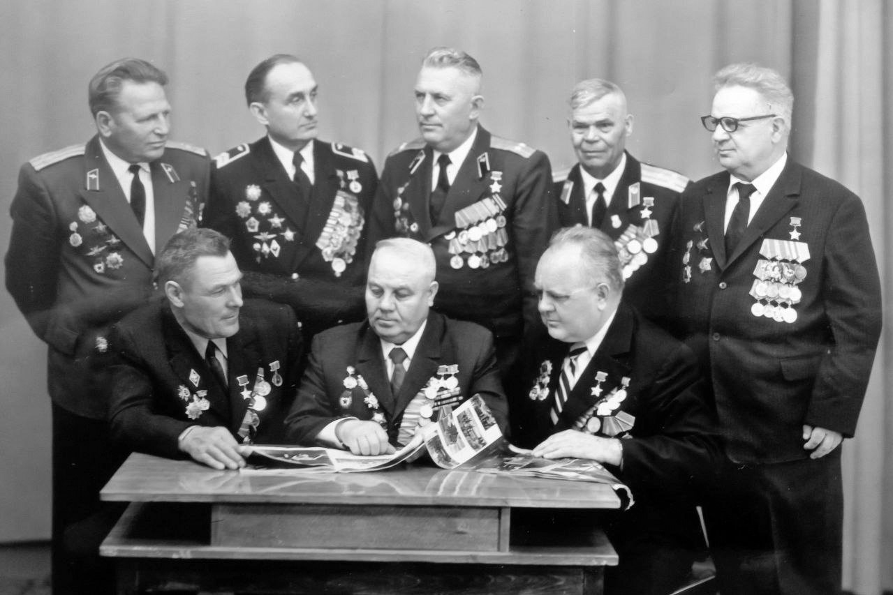 Николай Дмитриевич Цыплухин (во втором ряду крайний слева) на встрече с Героями Советского Союза