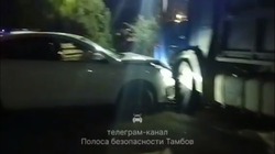 В субботу вечером в Тамбове пьяный водитель, удирая от ГАИ, врезался в «КамАЗ»