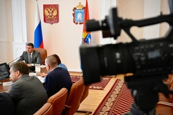 Тротуар, свалка и уличная торговля. На планерке в прямом эфире Евгений Первышов разобрал обращения жителей