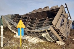 В Первомайском округе грузовик слетел с трассы и опрокинулся в кювет