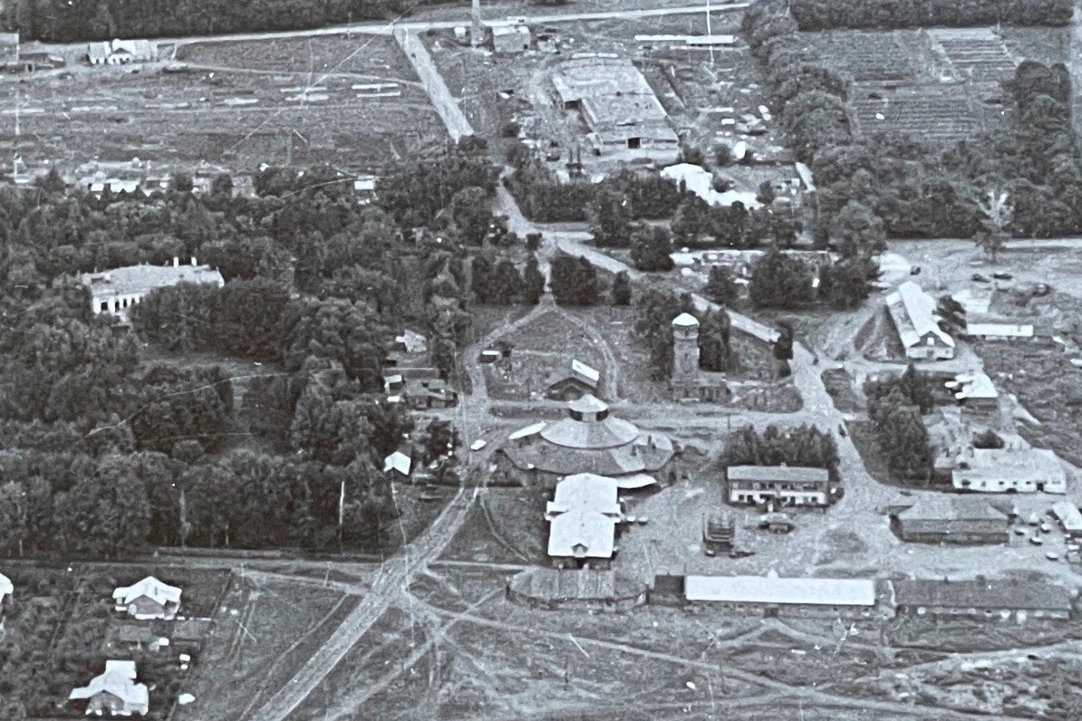 Асеевская круглая конюшня с крышей, ещё до пожара, 1970 год  