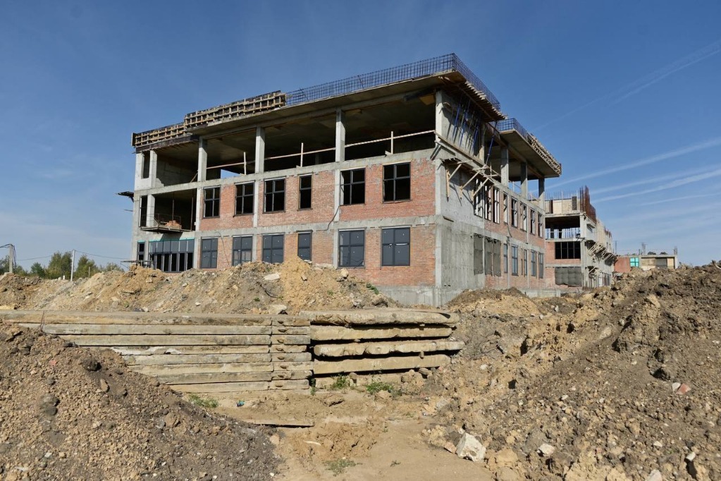 На снимке школа в Волжском