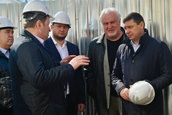 Евгений Первышов проверил, как восстанавливают повреждённый дом в Кирсанове