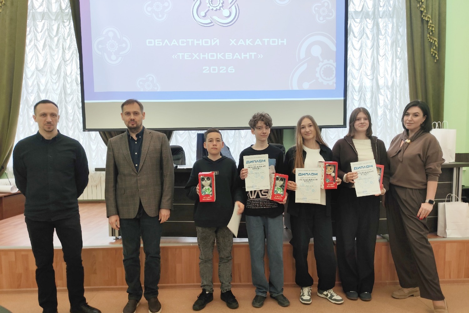 Никита Щеголихин четвёртый слева