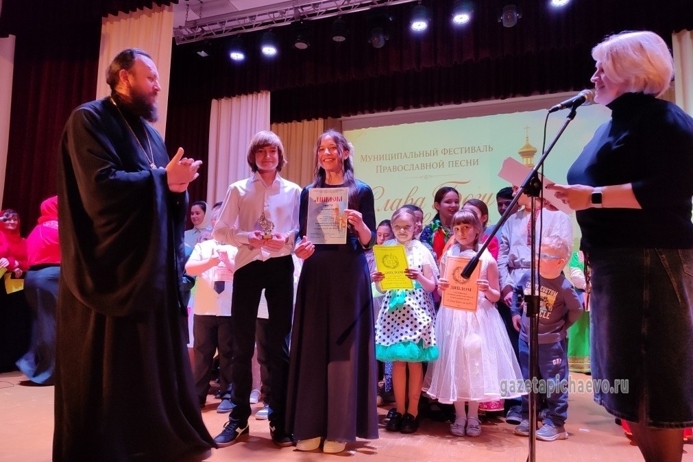 Награждают воспитанников воскресной школы