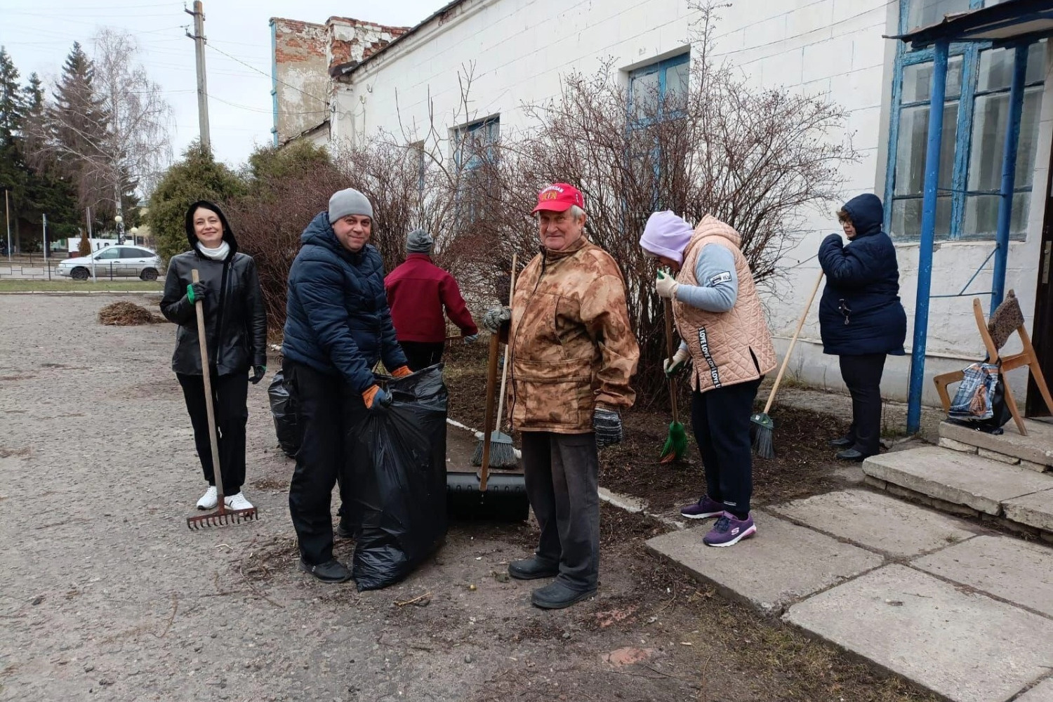 Коллектив Дома детского творчества во время уборки территории