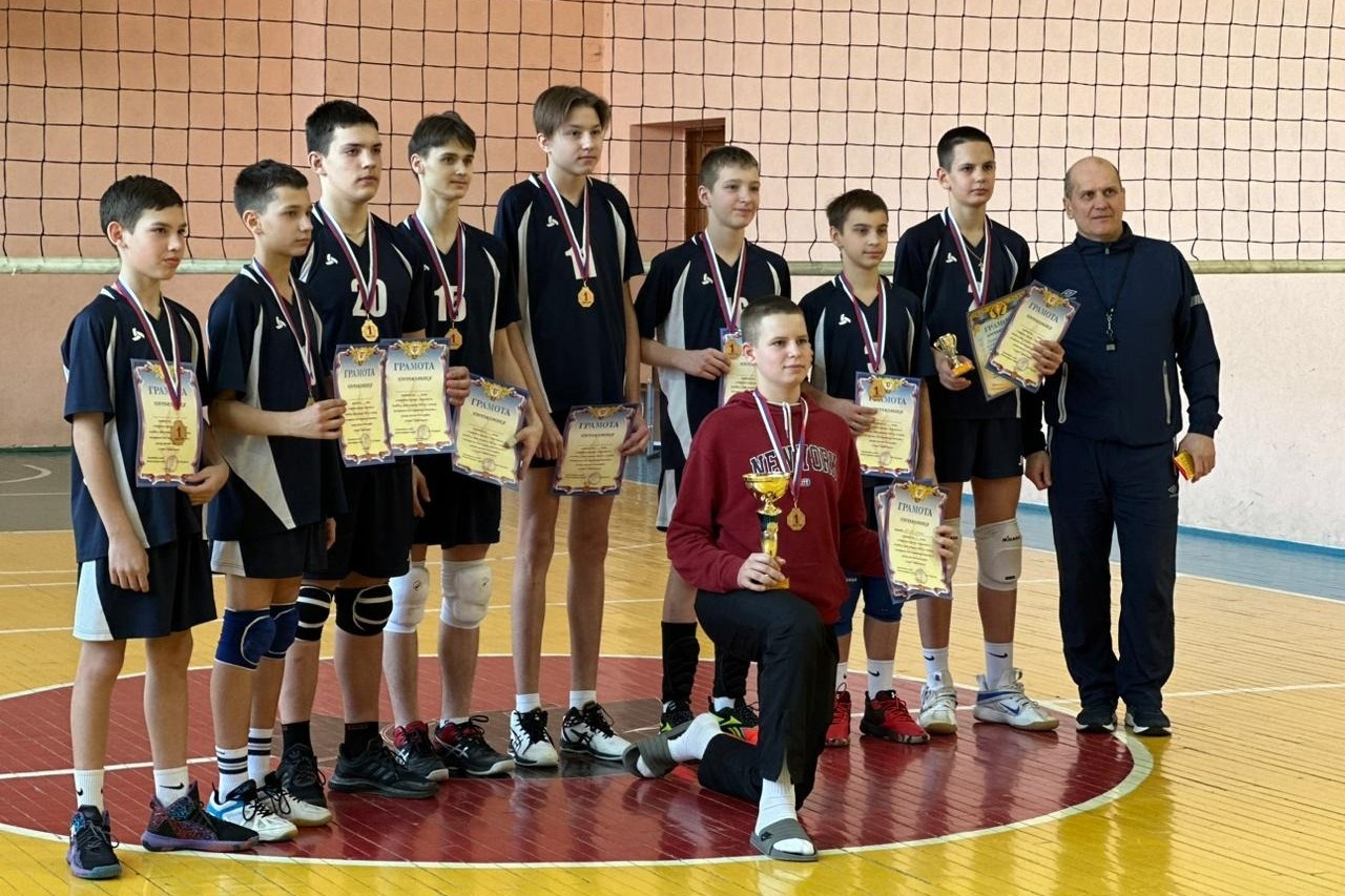 Команда-победительница вместе с тренером Владимиром Морозовым