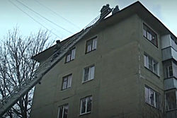 В центре Тамбова на крыше жилого дома загорелся мусор: пожар ликвидирован