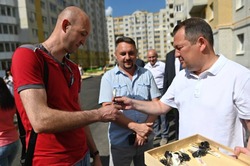 Максим Егоров вручил дольщикам ключи от 57 квартир на улице Кавказской
