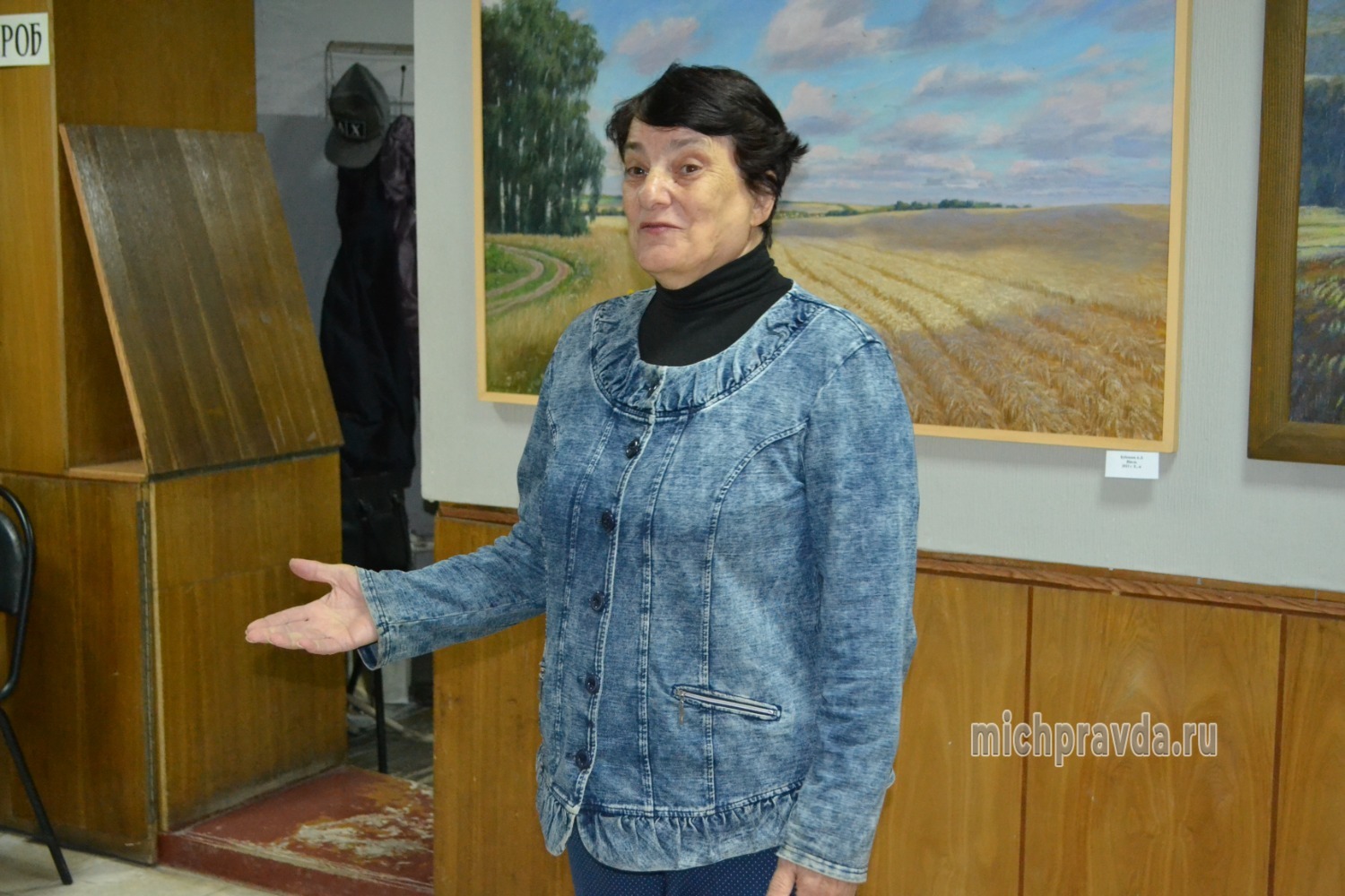 Надежда Ралдугина обращается к гостям музея 
