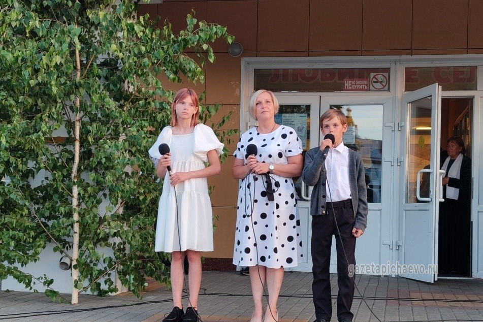 Семья Щуркиных исполнила песню