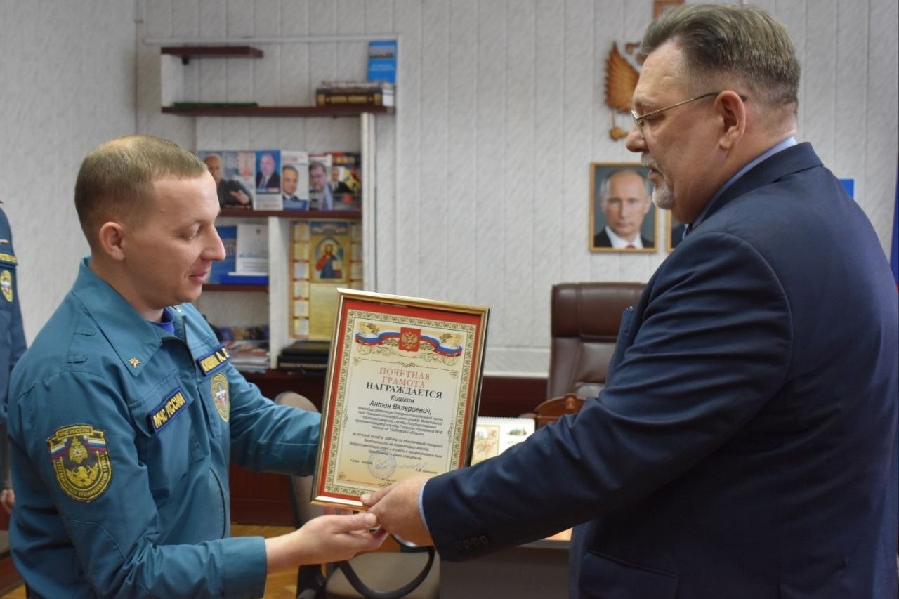 Глава города Моршанск Алексей Банников награждает командира пожарно-спасательного отделения Антона Кишкина