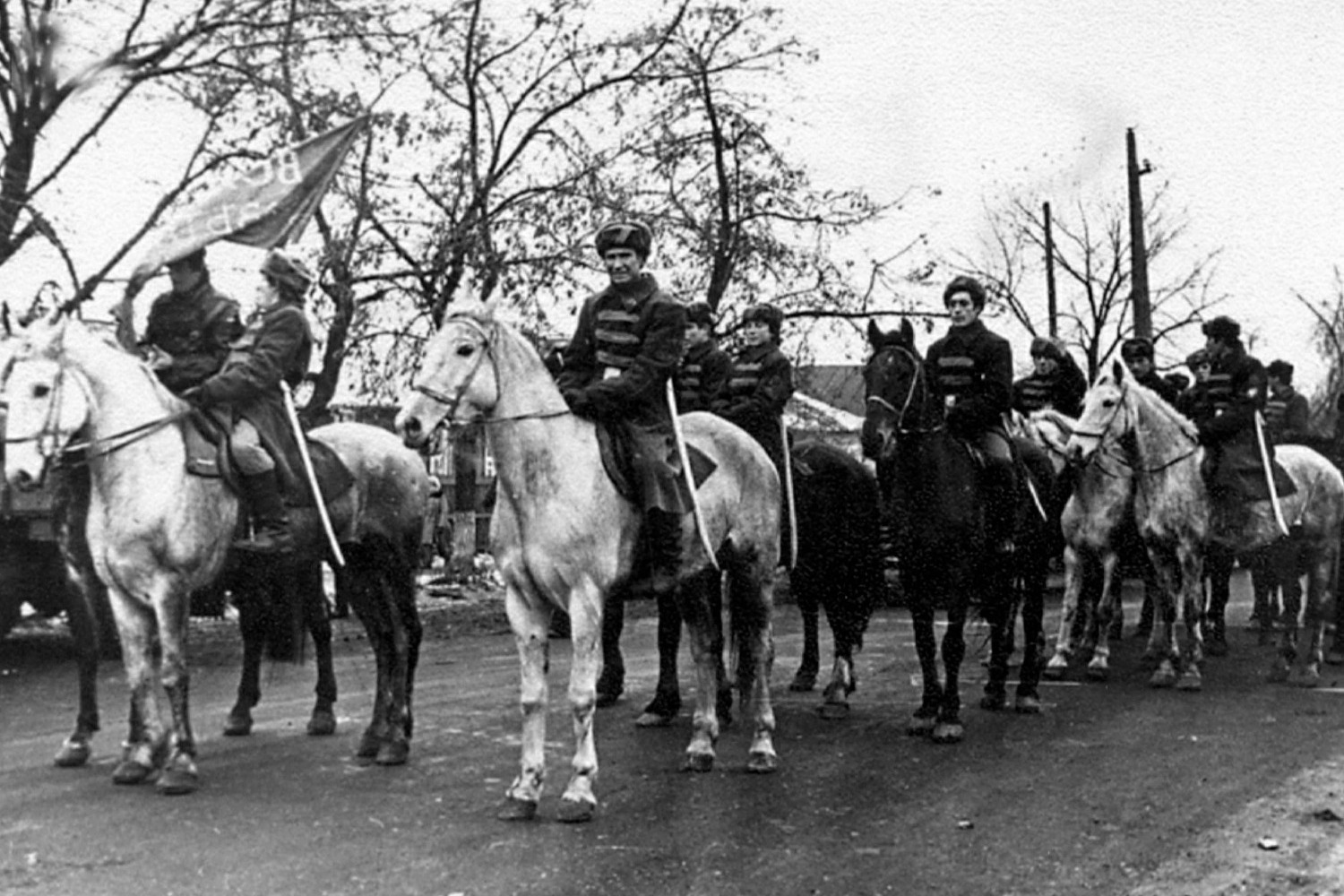 Племзавод «Арженка» представил на праздничную демонстрацию, по случаю очередной годовщины Октябрьской революции, отряд красноармейцев, 70-е годы XX века