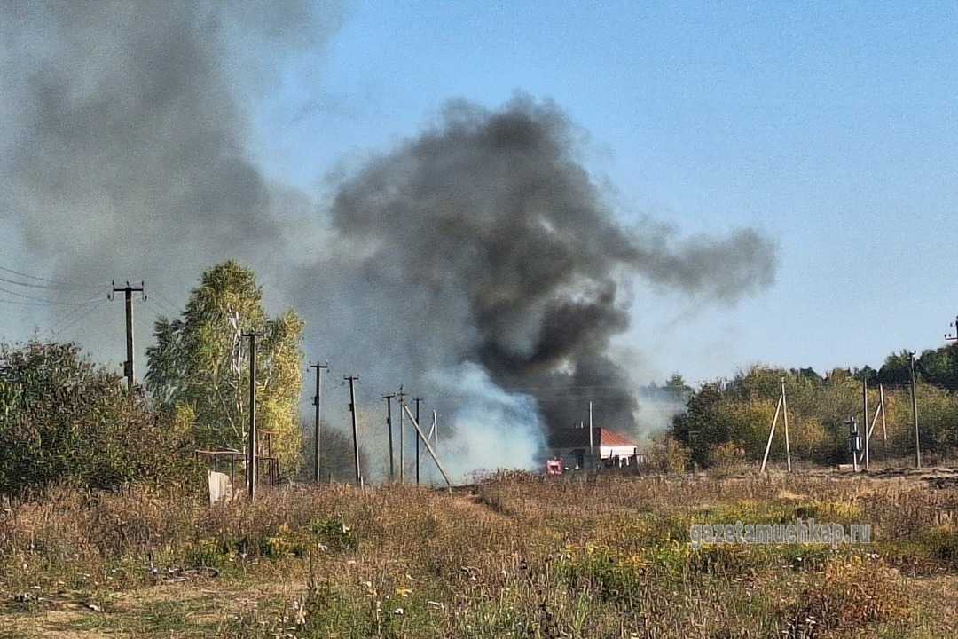 Жители в спешке выносили из домов то, что успели взять.