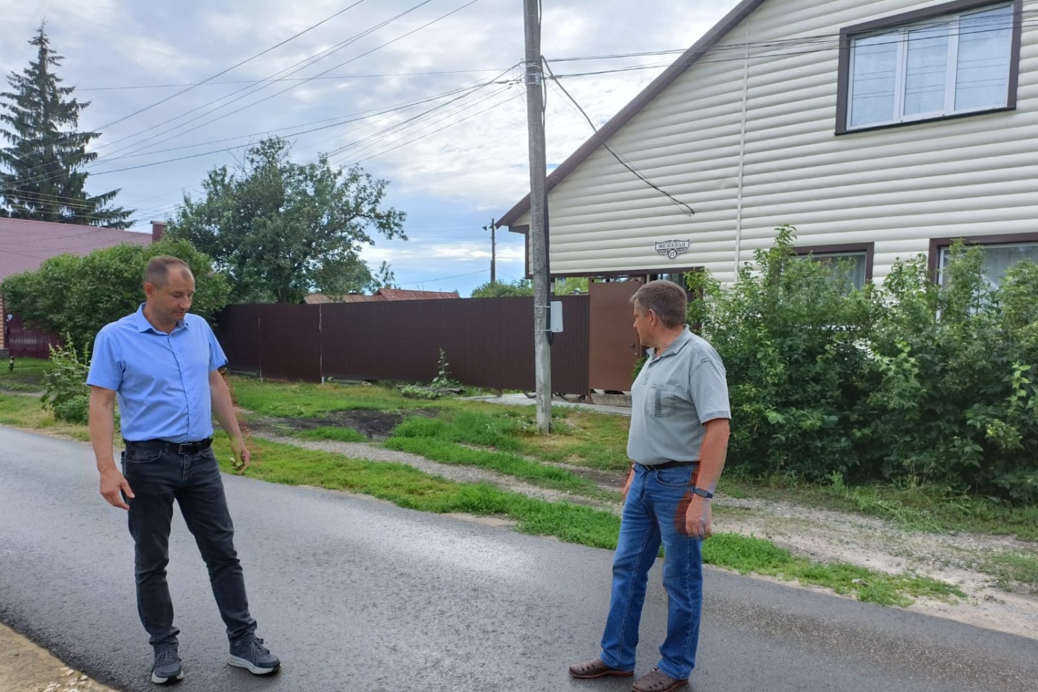 Мониторинг качества выполнения работ по благоустройству тротуара прошёл в  Моршанске | Согласие